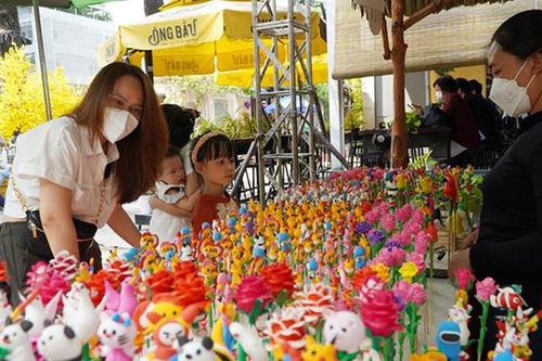 Tò he, phố ông đồ thu hút người già, trẻ nhỏ ở TP.HCM
