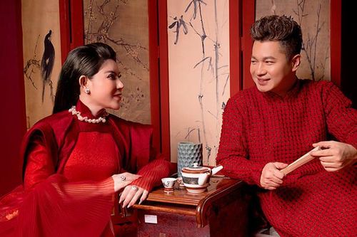 Ca sĩ Lâm Vũ diện áo dài chụp ảnh Tết bên gái lạ