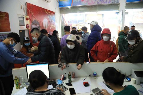 Ngày chót mua pháo hoa, cửa hàng duy nhất thủ đô còn mở bán không ngơi tay
