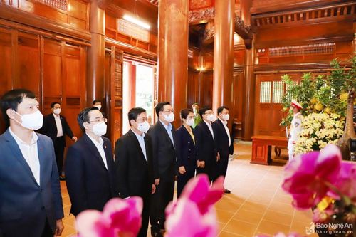 Chủ tịch Quốc hội Vương Đình Huệ dâng hương tại Khu Di tích đặc biệt Kim Liên