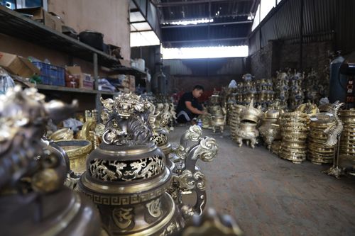 Làng Lộng Thượng gìn giữ 'báu vật' đúc đồng trăm năm tuổi