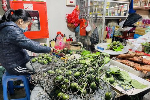 Giá cau ngày cận Tết tăng mạnh, lá mùi tắm cuối năm 'hút khách'