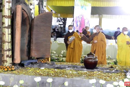 Cận cảnh cung thỉnh xá lợi Thiền sư Thích Nhất Hạnh về Tổ đình Từ Hiếu