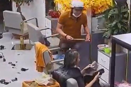 Lo vợ mệt khi ngồi làm tóc đến 2h sáng, chồng liền nấu mì mang ra tận nơi khiến dân tình xuýt xoa ghen tị