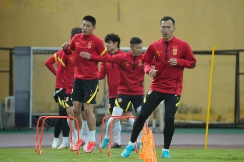 Cầu thủ Trung Quốc được 'sum họp trực tuyến' trước trận đấu Việt Nam