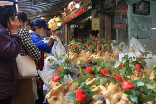 Chen nhau mua 'gà ngậm hoa hồng' cúng Giao thừa