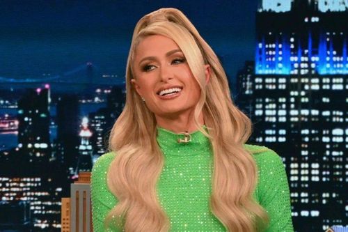 Paris Hilton gặp sự cố trang phục