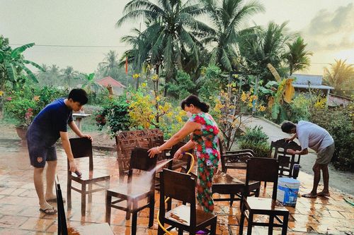 Mệt mỏi vì dọn dẹp nhà cửa đến sát đêm giao thừa