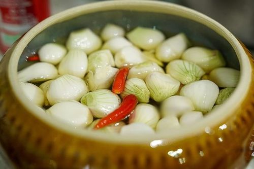 Tết không thể thiếu dưa hành, ăn thế nào tránh ung thư, hại tim?