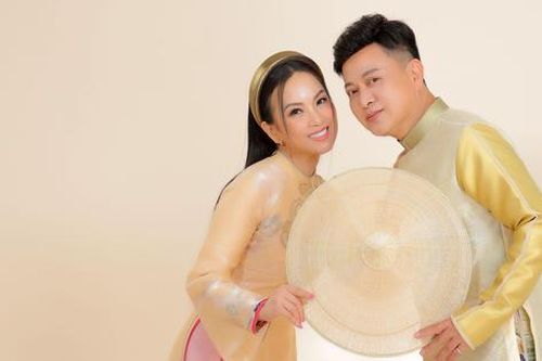 Hà Phương chụp ảnh Tết cùng 'người tình âm nhạc' Trần Sang