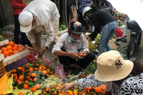 Nhộn nhịp phiên chợ ngày cuối năm ở TPHCM