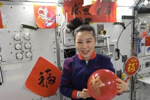 Phi hành gia Trung Quốc trang trí trạm vũ trụ Thiên Cung đón năm mới