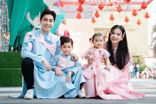 Gia đình Thu Thủy, Kin Nguyễn hạnh phúc dạo phố xuân