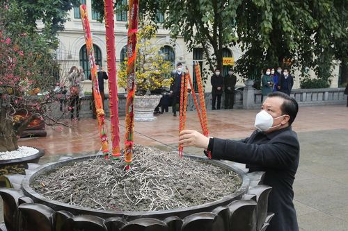 Hình ảnh Lãnh đạo thành phố Hà Nội dâng hương Tượng đài Lý Thái Tổ