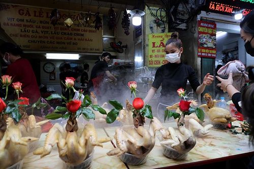 'Gà ngậm hoa hồng' đắt khách trong ngày 29 Tết ở chợ phố cổ