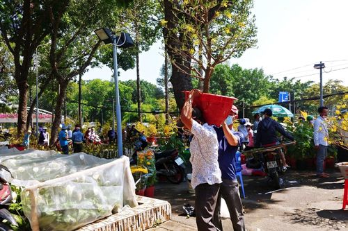 TP Hồ Chí Minh: Hoa Tết giảm giá 50% chiều ngày cuối năm