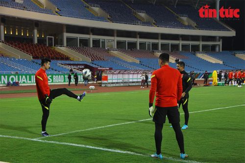 'Soi giò' tuyển Trung Quốc tập luyện trên sân Mỹ Đình