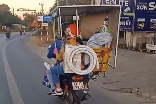 Ông bố dựng lán, gắn ghế vào xe máy để đưa cả nhà về quê, đoạn clip khiến dư luận tranh cãi kịch liệt