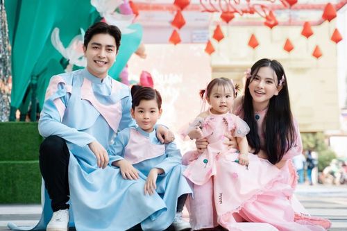Gia đình Thu Thủy diện áo dài xuống phố du xuân