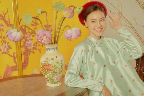 Ninh Dương Lan Ngọc diện áo dài xinh ngất ngây, hóa 'chị đại' cùng 'đàn em' trai xinh, gái đẹp