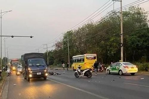 Xe máy va chạm xe tải, 2 thanh niên tử vong tại chỗ