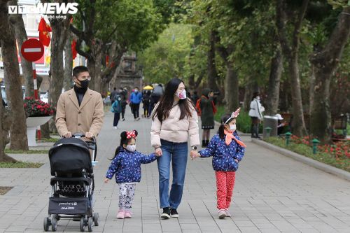 Dân Hà Nội hối hả du xuân, sắm Tết ngày cuối năm