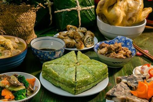 3 cách ăn bánh chưng, bánh tét đặc trưng của 3 vùng miền: Đâu là kiểu bạn thích?