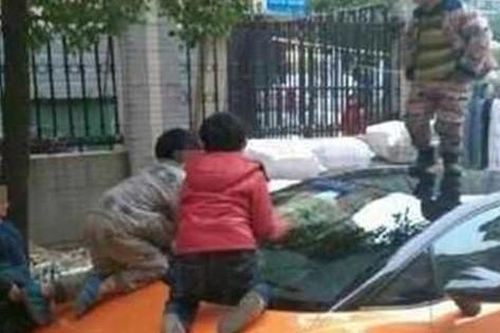 Trẻ con thi nhau nhảy lên xe sang gây thiệt hại hơn 1 tỷ đồng, thái độ ngang ngược của phụ huynh khiến ai nấy sốc