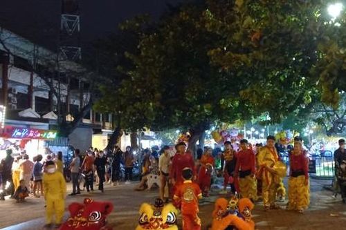 Người dân ở tỉnh 'vùng xanh' với dịch COVID-19 náo nức chờ đón giờ phút giao thừa