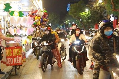 Người dân nô nức ra đường đón giao thừa dù Hà Nội không bắn pháo hoa