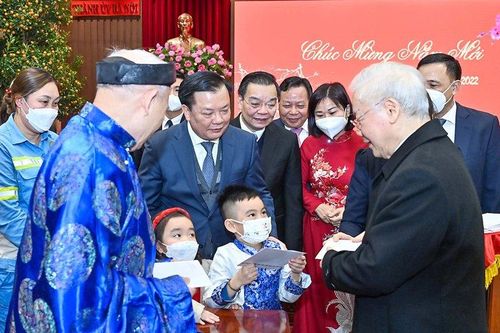 Tổng bí thư chúc Tết và lì xì người dân thủ đô