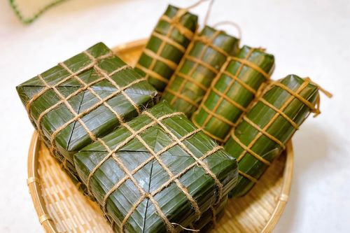 Người Việt ở nước ngoài nấu bánh chưng, làm mứt để giữ Tết