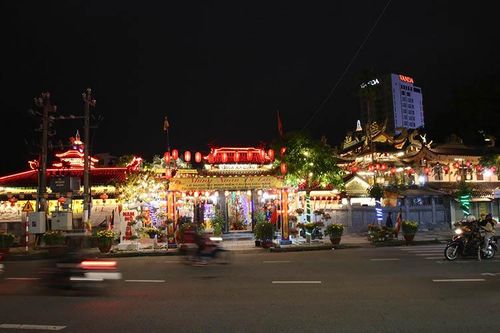 Người dân Đà Nẵng mua lộc may mắn đầu năm
