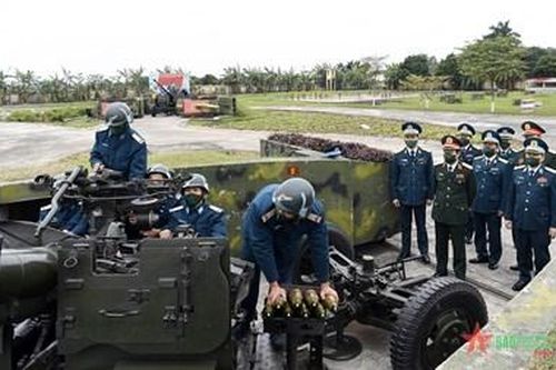 Thượng tướng Nguyễn Tân Cương kiểm tra sẵn sàng chiến đấu tại Trung đoàn Pháo phòng không 280