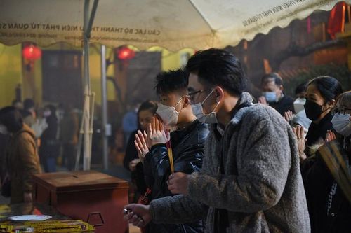 Đi lễ chùa sau Giao thừa, người Hà Nội tuân thủ chuẩn 5k