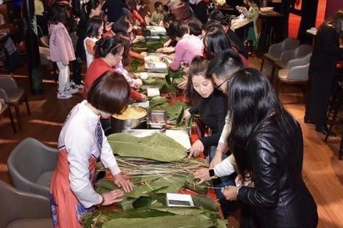Ấm áp ngày hội gói bánh chưng mừng Xuân Nhâm Dần của cộng đồng người Việt tại Thượng Hải, Trung Quốc