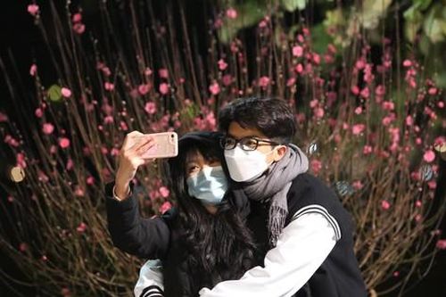 Khoảnh khắc ấm áp dù trời lạnh buốt thời khắc giao thừa không pháo hoa tại bờ hồ Hà Nội