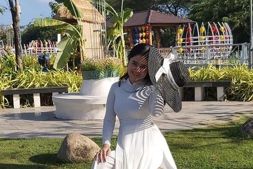 Bạn trẻ háo hức 'check-in' bên vườn hoa xuân Cần Thơ