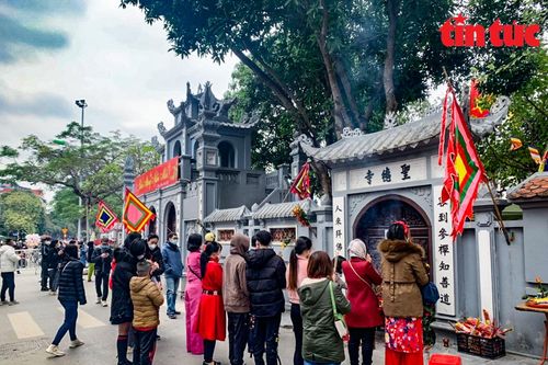 Người dân Thủ đô du xuân với tinh thần phòng dịch cao