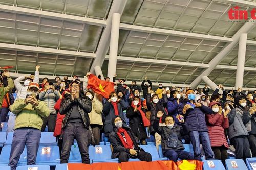 Khán đài như 'nổ tung' sau 2 bàn thắng của đội tuyển Việt Nam vào lưới tuyển Trung Quốc