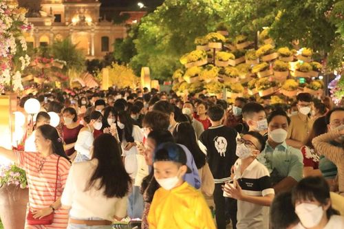 Giao thừa 2022: Hàng chục nghìn người đổ về phố đi bộ Nguyễn Huệ