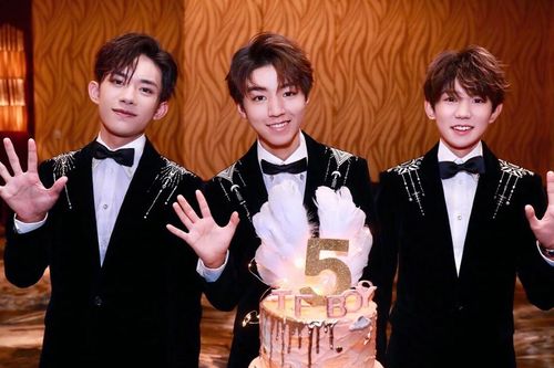 Cuối cùng, ba thành viên TFBoys đã đứng chung sân khấu mở màn gala Xuân Vãn: Thỏa nỗi mong chờ của fan
