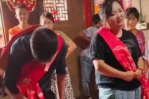 Cô dâu mặc quần đùi, mang dép lê ra làm lễ, thái độ với nhà chồng còn choáng váng hơn