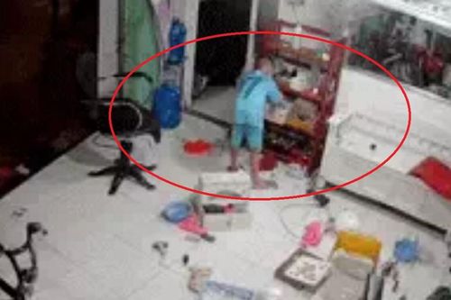 Đợi mẹ làm việc đến 12h đêm, cậu bé liền có hành động này khiến mẹ rưng rưng vì hạnh phúc