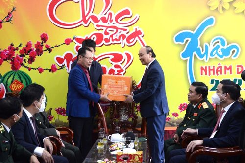 Chủ tịch nước: Lực lượng vũ trang luôn được dân tin yêu, kính trọng, gắn bó