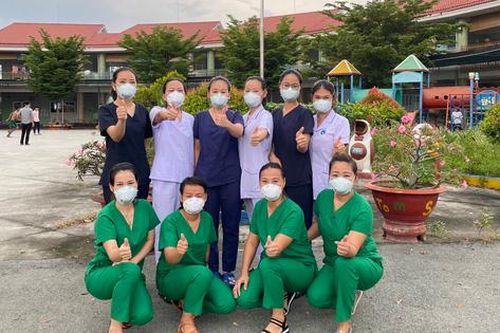 Những nữ cán bộ y tế 'bỏ lại gia đình phía sau'