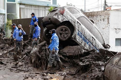 Sườn đồi sụp đổ khiến 22 người chết ở Ecuador