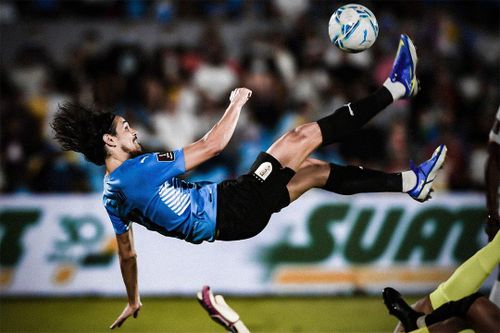 Cavani ngả người móc bóng ghi bàn
