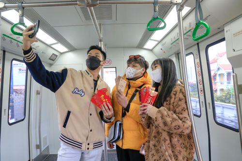 Du xuân, đi chúc Tết bằng tàu điện Cát Linh - Hà Đông