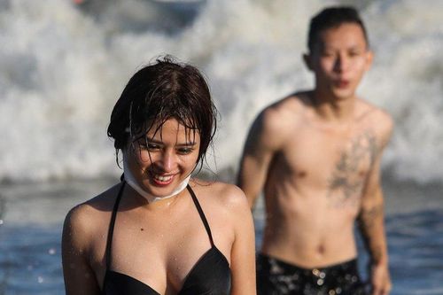 Du khách chen chúc tắm biển Vũng Tàu